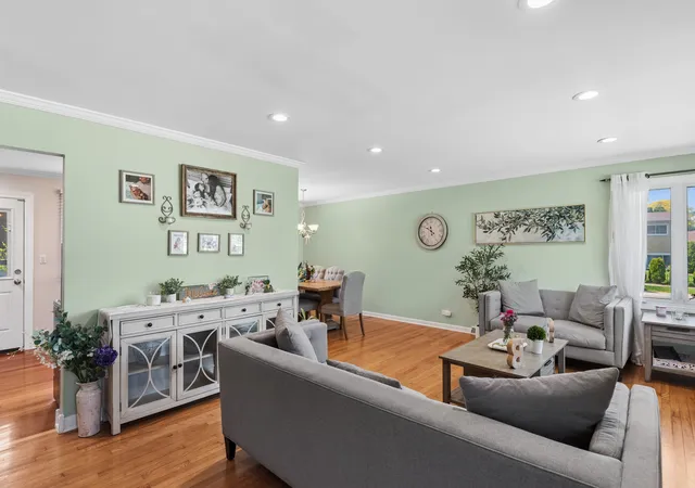 Photo 4 of Single family home for sale at 801 E Greenwood Dr, Mount Prospect, IL 60056 | MLS# 12791198 | Listing updated on 2026-10-23