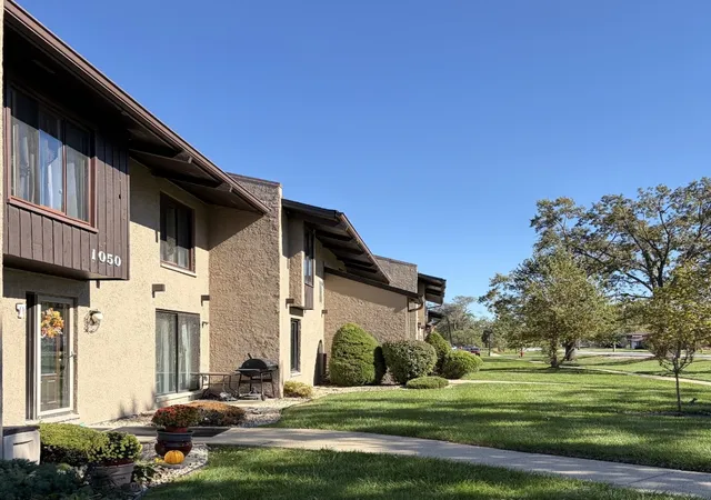 Photo 4 of Condo for sale at 1050 Holbrook Rd #S, Homewood, IL 60430 | MLS# 12791211 | Listing updated on 2026-10-22