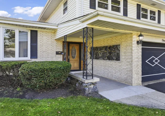 Photo 2 of Single family home for sale at 433 Kinkaid Ct, Des Plaines, IL 60016 | MLS# 12791252 | Listing updated on 2026-10-29