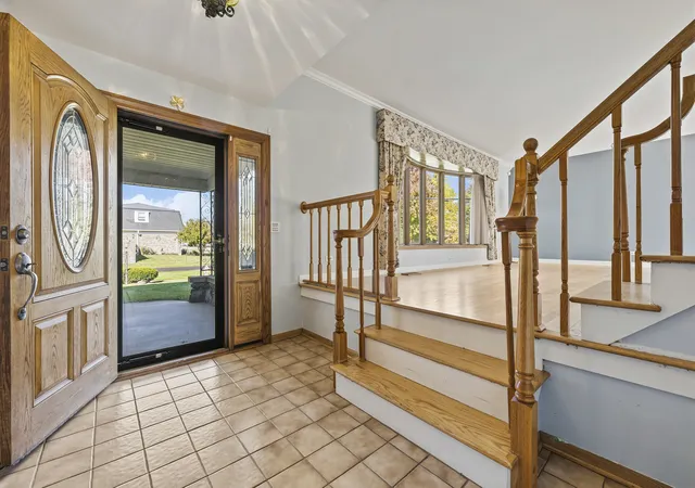 Photo 3 of Single family home for sale at 433 Kinkaid Ct, Des Plaines, IL 60016 | MLS# 12791252 | Listing updated on 2026-10-29