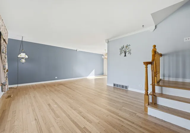 Photo 4 of Single family home for sale at 433 Kinkaid Ct, Des Plaines, IL 60016 | MLS# 12791252 | Listing updated on 2026-10-29