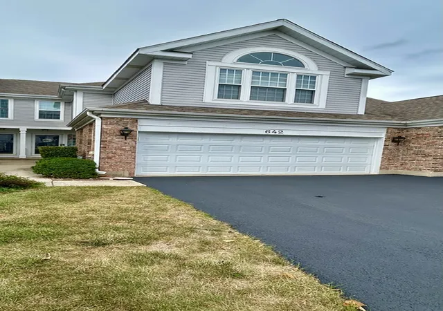 Townhouse for sale at 642 Citadel Dr, Westmont, IL 60559 | MLS# 12791256