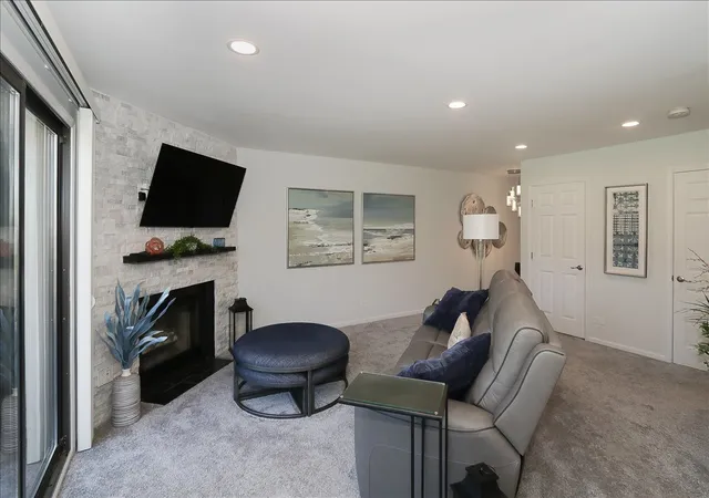 Listing Photo 4 - Condo for sale in building located at 746a Oak Hl Rd, Lake Barrington, IL 60010 - Unit #A