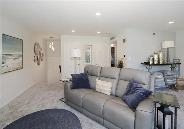 Listing Photo 5 - Condo for sale in building located at 746a Oak Hl Rd, Lake Barrington, IL 60010 - Unit #A