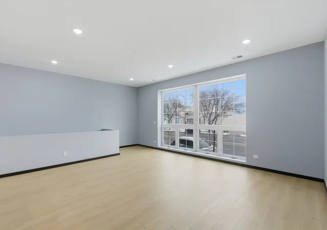 Photo 4 of Condo for sale at 5830 N Lincoln Ave #1S, Chicago, IL 60659 | MLS# 12791289 | Listing updated on 2026-10-22