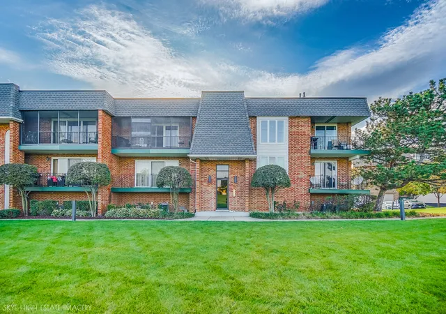 Condo for sale at 15711 S Sunset Ridge Ct #1S, Orland Park, IL 60462 | MLS# 12791321