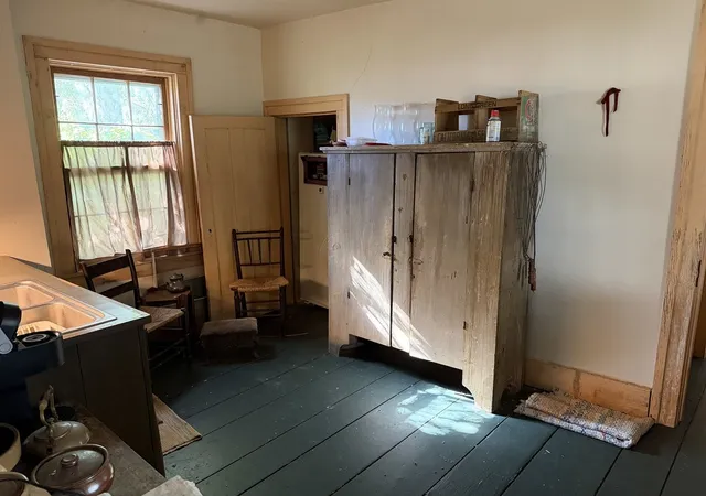Photo 3 of Single family home for sale at 507 W Pleasant St, Freeport, IL 61032 | MLS# 12791329 | Listing updated on 2026-10-24
