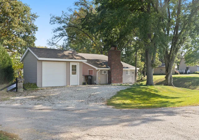 Photo 1 of Single family home for sale at 195 Lake Warren Dr, Monmouth, IL 61462 | MLS# 12791343 | Listing updated on 2026-10-28