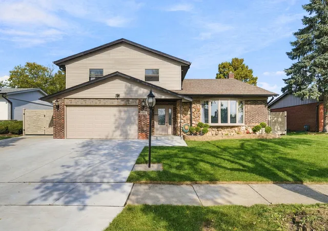 Single family home for sale at 6637 Victoria Dr, Oak Forest, IL 60452 | MLS# 12791373