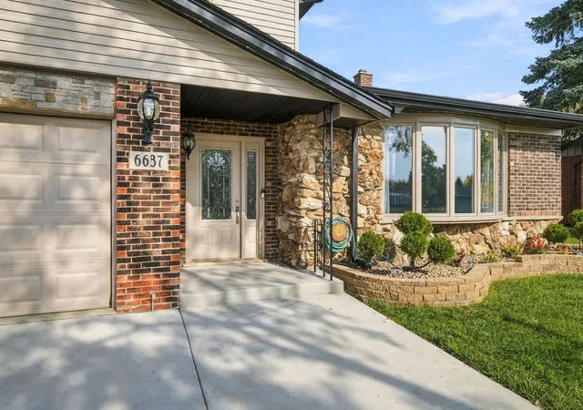 Photo 1 of Single family home for sale at 6637 Victoria Dr, Oak Forest, IL 60452 | MLS# 12791373 | Listing updated on 2026-10-29