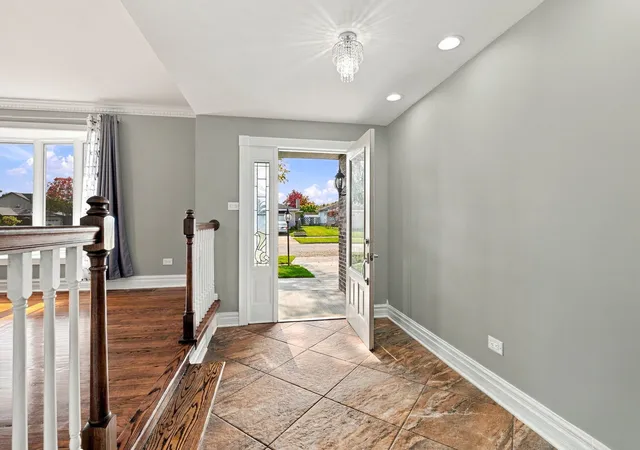Photo 2 of Single family home for sale at 6637 Victoria Dr, Oak Forest, IL 60452 | MLS# 12791373 | Listing updated on 2026-10-29
