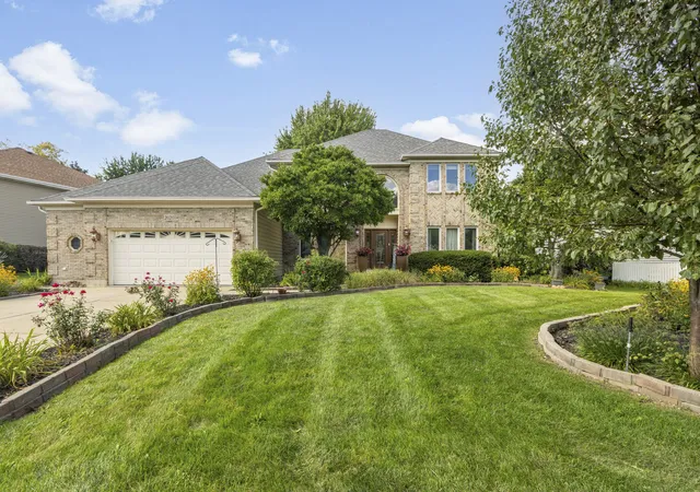 Photo 2 of Single family home for sale at 2020 Carlisle St, Algonquin, IL 60102 | MLS# 12791374 | Listing updated on 2026-10-22