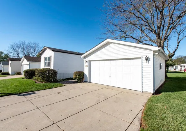 Photo 2 of Manufactured home for sale at 3158 Patricia Ln, Park City, IL 60085 | MLS# 12791392 | Listing updated on 2026-10-22