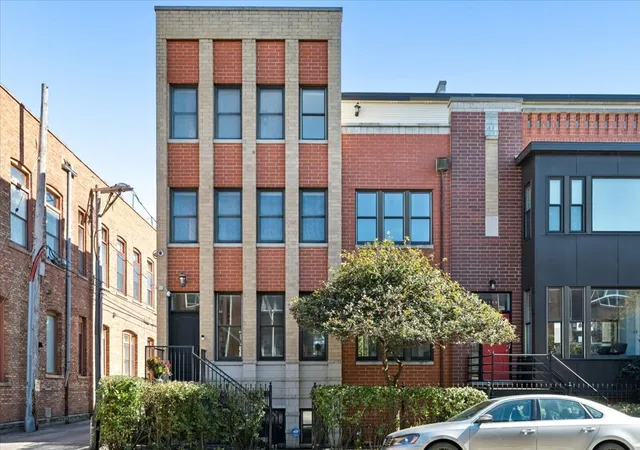 Photo 2 of Townhouse for sale at 1743 W Terra Cotta Pl, Chicago, IL 60614 | MLS# 12791397 | Listing updated on 2026-10-22