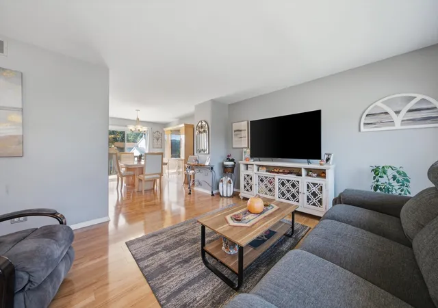 Photo 4 of Single family home for sale at 944 Lacrosse St, Carol Stream, IL 60188 | MLS# 12791471 | Listing updated on 2026-10-28