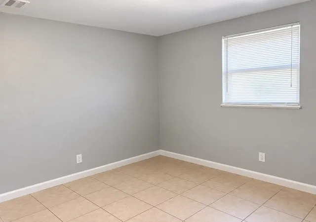 Photo 4 of Single family home for sale at 339 W 17th Street, Chicago Heights, IL 60411 | MLS# 12791475 | Listing updated on 2026-10-23