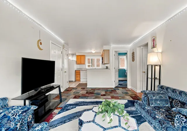 Photo 3 of Condo for sale at 1645 W Farwell Ave #3B, Chicago, IL 60626 | MLS# 12791477 | Listing updated on 2026-10-29