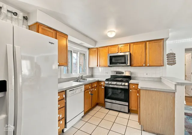 Photo 4 of Condo for sale at 1645 W Farwell Ave #3B, Chicago, IL 60626 | MLS# 12791477 | Listing updated on 2026-10-29