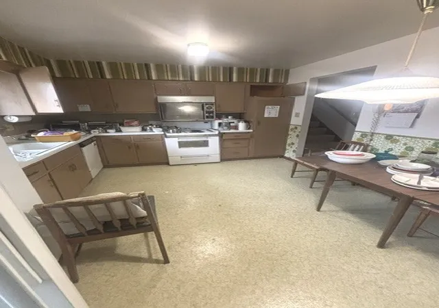 Photo 3 of Single family home for sale at 16611 Evans Ave, South Holland, IL 60473 | MLS# 12791478 | Listing updated on 2026-10-22