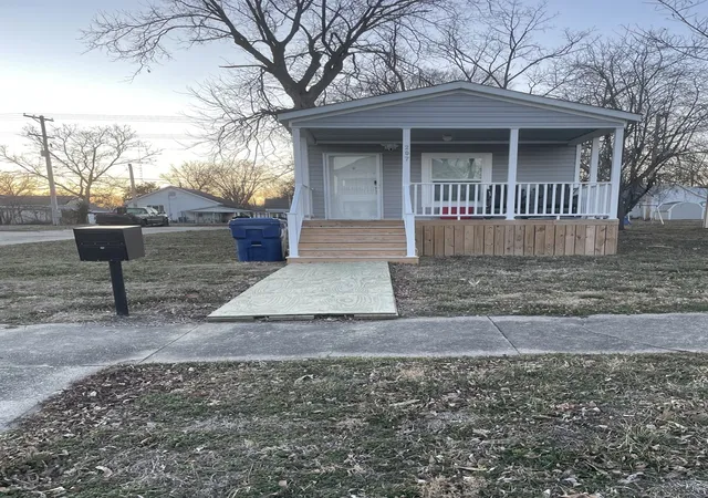 Photo 1 of Single family home for sale at 207 5th Street, Carmi, IL 62821 | MLS# 12791498 | Listing updated on 2026-10-22
