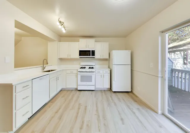 Photo 4 of Townhouse for sale at 319 W Whispering Oaks Ln, Round Lake, IL 60073 | MLS# 12791504 | Listing updated on 2026-10-22