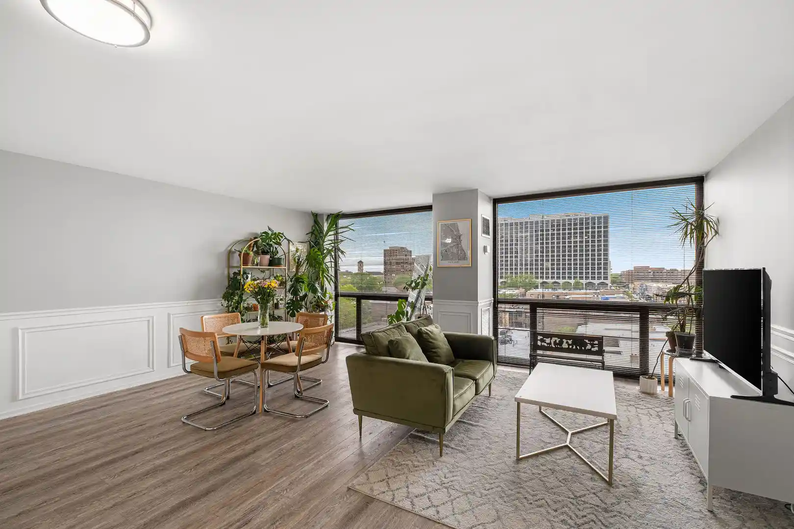 Listing Photo 2 - Condo for sale in 4343 N Clarendon Ave located at 4343 N Clarendon Ave, Chicago, IL 60613 - Unit #817