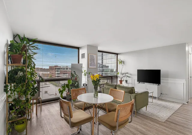 Listing Photo 3 - Condo for sale in building located at 4343 N Clarendon Ave, Chicago, IL 60613 - Unit #817
