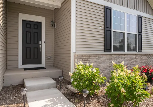 Photo 1 of Single family home for sale at 422 Cottrell Ln, Aurora, IL 60506 | MLS# 12791529 | Listing updated on 2026-10-23