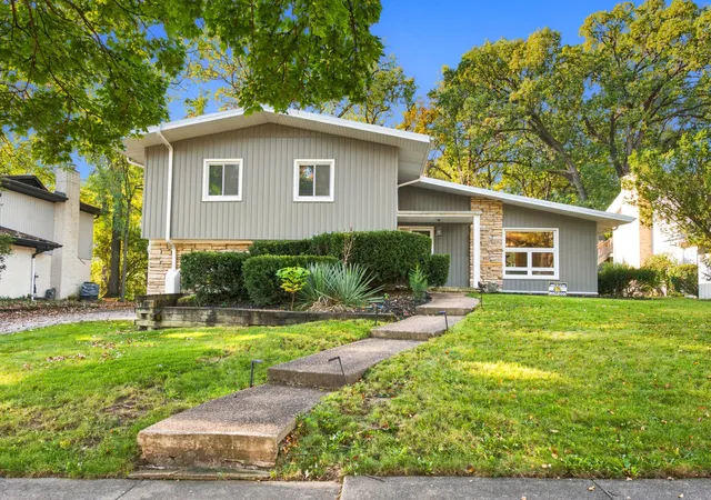 Photo 2 of Single family home for sale at 1161 Barneswood Dr, Downers Grove, IL 60515 | MLS# 12791573 | Listing updated on 2026-10-27