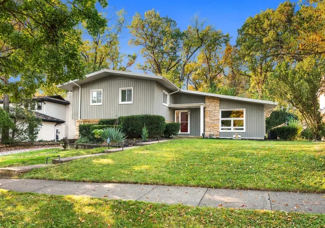 Photo 3 of Single family home for sale at 1161 Barneswood Dr, Downers Grove, IL 60515 | MLS# 12791573 | Listing updated on 2026-10-27