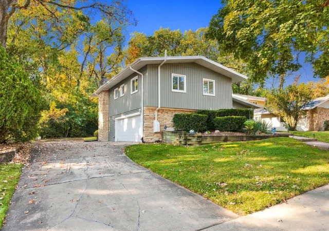 Photo 3 of Single family home for sale at 1161 Barneswood Dr, Downers Grove, IL 60515 | MLS# 12791573 | Listing updated on 2026-10-27