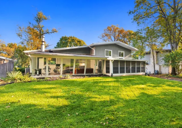 Photo 4 of Single family home for sale at 1161 Barneswood Dr, Downers Grove, IL 60515 | MLS# 12791573 | Listing updated on 2026-10-27