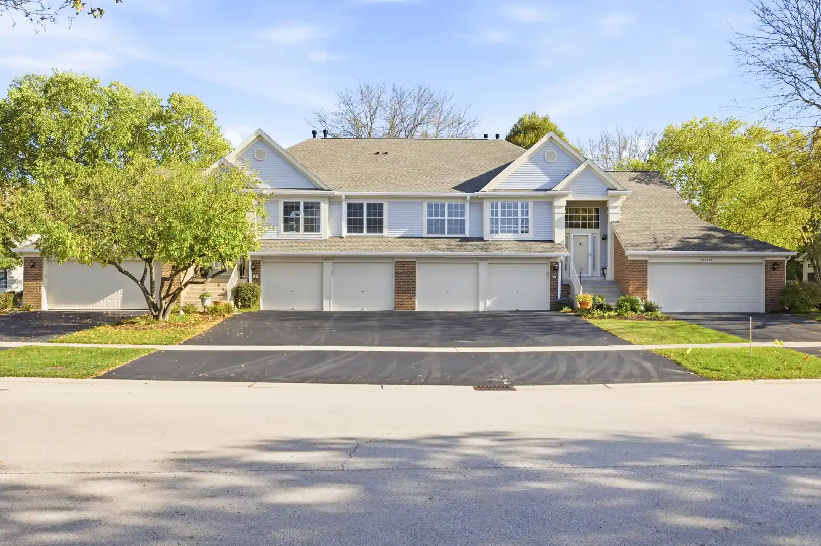 Listing Photo 2 - Condo for sale in 30w101 Willow Ln located at 30w101 Willow Ln, Warrenville, IL 60555 - Unit 30w101 Willow Ln