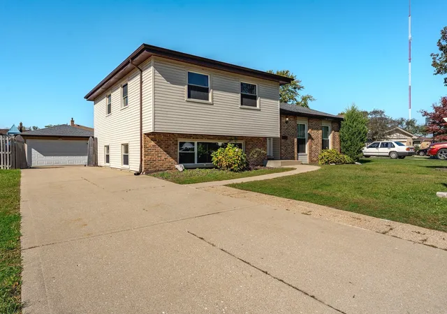 Photo 1 of Single family home for sale at 100 S Ml Meadow Ln, Addison, IL 60101 | MLS# 12791599 | Listing updated on 2026-10-23