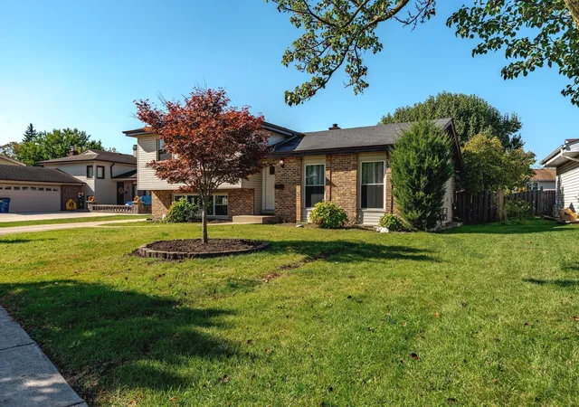 Photo 2 of Single family home for sale at 100 S Ml Meadow Ln, Addison, IL 60101 | MLS# 12791599 | Listing updated on 2026-10-23