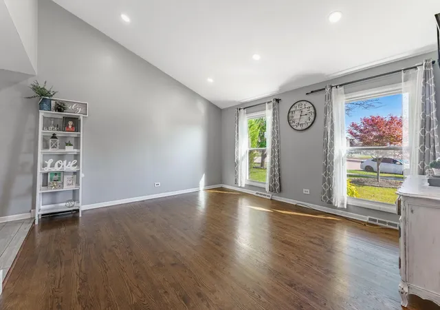Photo 3 of Single family home for sale at 100 S Ml Meadow Ln, Addison, IL 60101 | MLS# 12791599 | Listing updated on 2026-10-23
