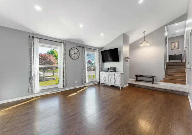 Photo 4 of Single family home for sale at 100 S Ml Meadow Ln, Addison, IL 60101 | MLS# 12791599 | Listing updated on 2026-10-23