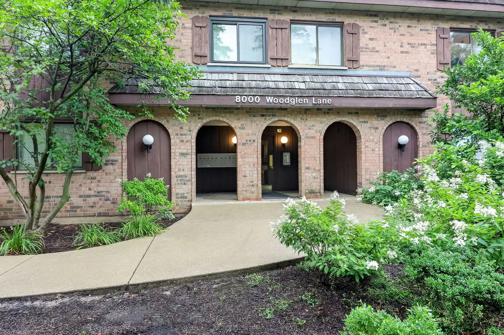 Listing Photo 2 - Condo for sale in 8000 Woodglen Ln located at 8000 Woodglen Ln, Downers Grove, IL 60516 - Unit #110