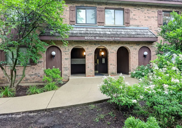 Listing Photo 2 - Condo for sale in building located at 8000 Woodglen Ln, Downers Grove, IL 60516 - Unit #110