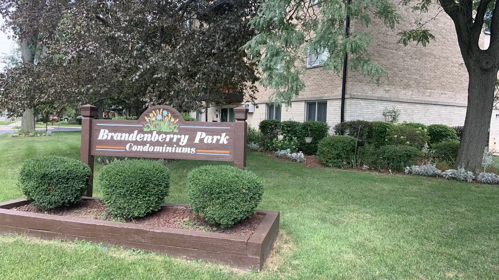 Listing Photo 2 - Condo for sale in 1210 N Dale Ave located at 1210 N Dale Ave, Arlington Heights, IL 60004 - Unit #2I