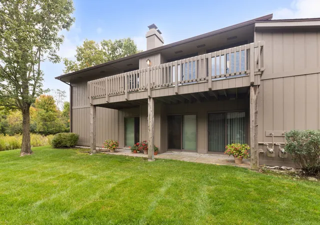 Listing Photo 1 - Condo for sale in building located at 29W381 Emerald Grn Dr, Warrenville, IL 60555 - Unit #H