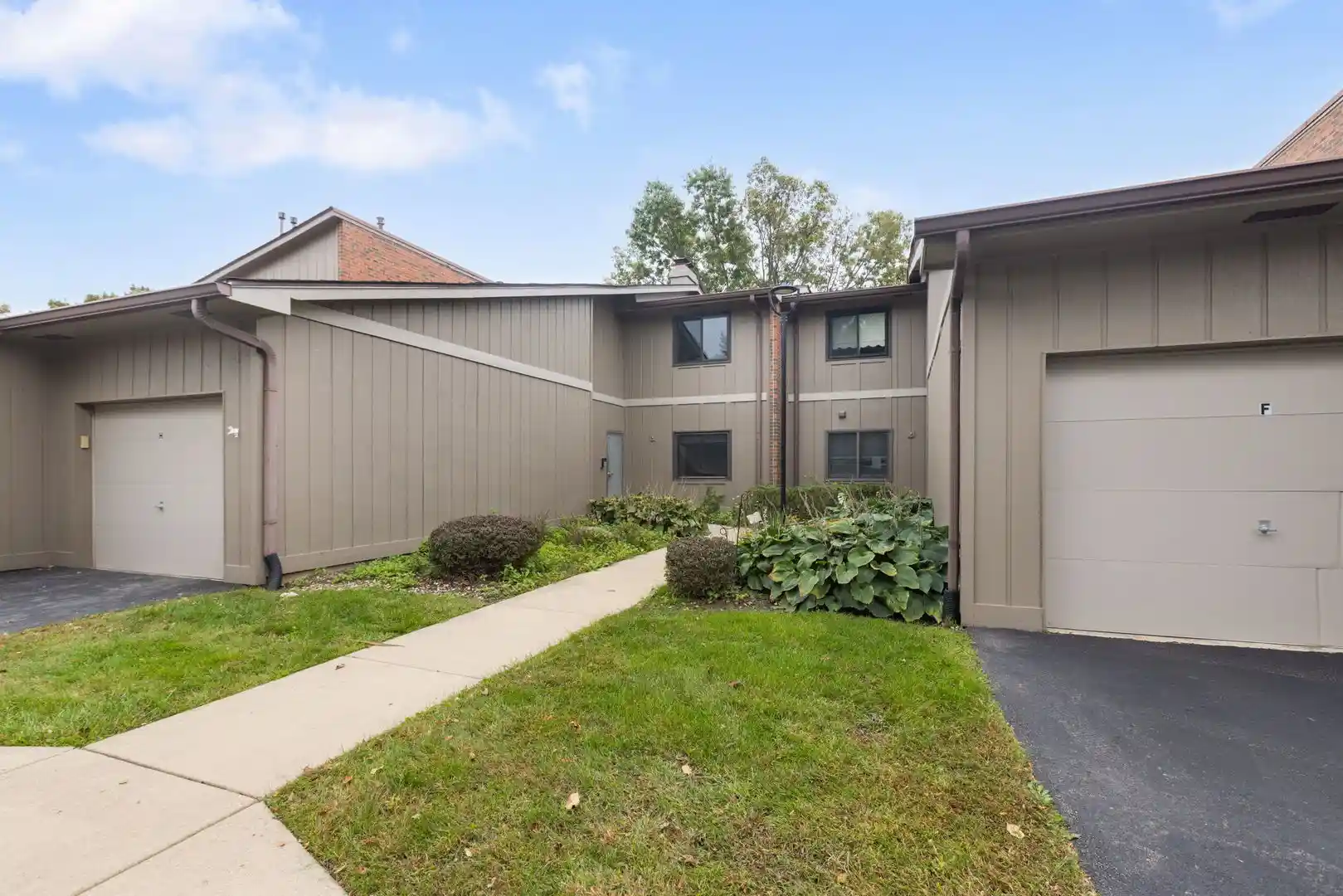 Listing Photo 2 - Condo for sale in 29W381 Emerald Grn Dr located at 29W381 Emerald Grn Dr, Warrenville, IL 60555 - Unit 29w381 Emerald Green Dr