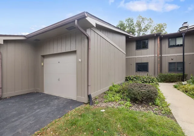 Listing Photo 3 - Condo for sale in building located at 29W381 Emerald Grn Dr, Warrenville, IL 60555 - Unit #H