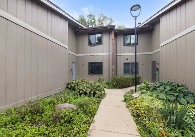 Listing Photo 4 - Condo for sale in building located at 29W381 Emerald Grn Dr, Warrenville, IL 60555 - Unit #H
