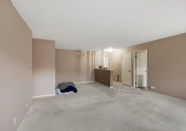 Listing Photo 5 - Condo for sale in building located at 29W381 Emerald Grn Dr, Warrenville, IL 60555 - Unit #H