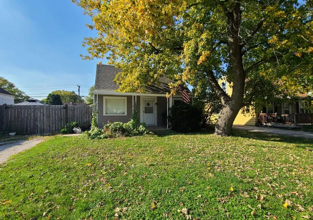 Single family home for sale at 7820 Laramie Ave, Burbank, IL 60459 | MLS# 12791652