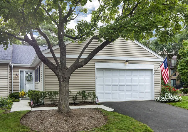 Townhouse for sale at 7 The Ct Of Greenway, Northbrook, IL 60062 | MLS# 12791668