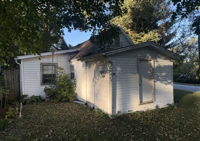 Photo 2 of Single family home for sale at 1301 W Jackson St, Bloomington, IL 61701 | MLS# 12791670 | Listing updated on 2026-10-28