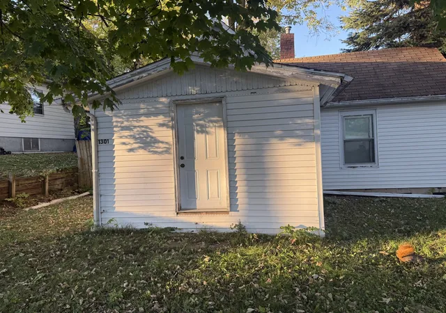 Photo 4 of Single family home for sale at 1301 W Jackson St, Bloomington, IL 61701 | MLS# 12791670 | Listing updated on 2026-10-28