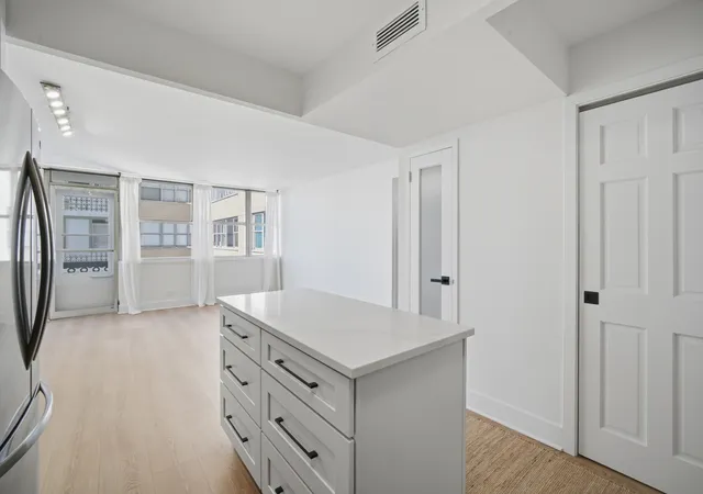 Photo 4 of Condo for sale at 6301 N Sheridan Rd #21P, Chicago, IL 60660 | MLS# 12791688 | Listing updated on 2026-10-30